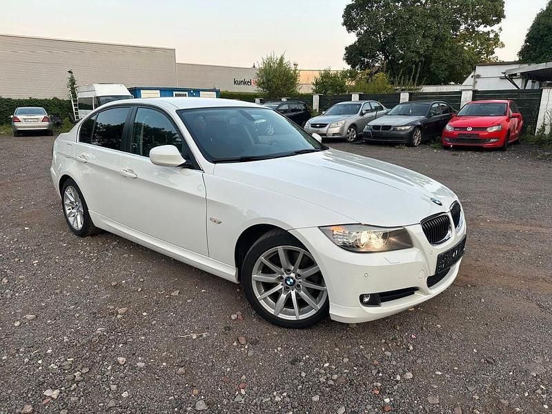 Weiß Gebraucht 2010 BMW 325 Limousine | 11.400 € (Fairer Preis) - Bild 1/4