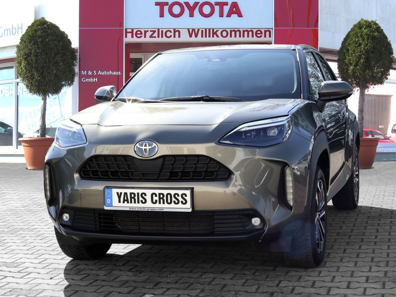 Manganbronze metallic Gebraucht 2022 Toyota Yaris Hybrid Connect Style | 23.990 € (Fairer Preis) - Bild 1/4