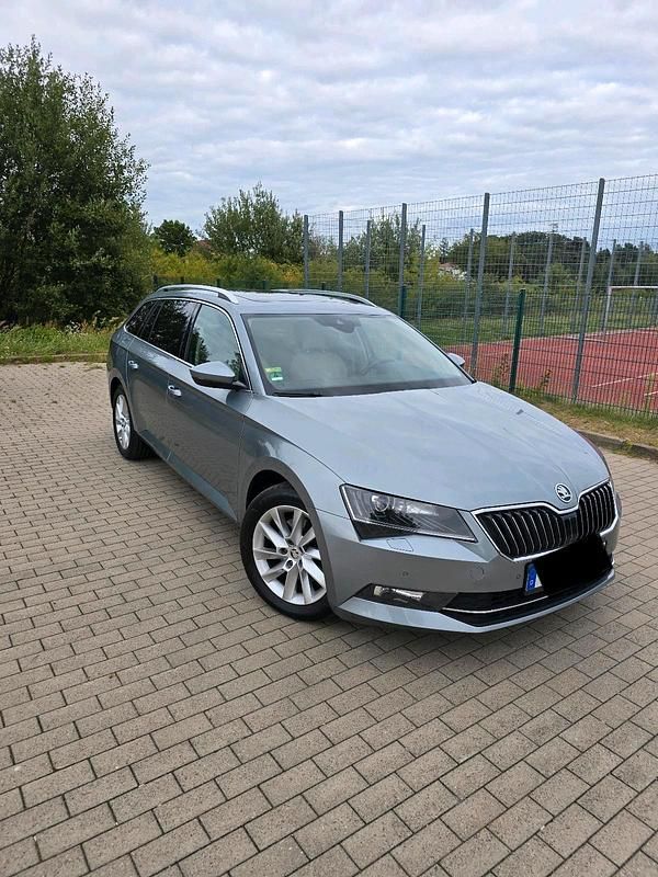 Grau Gebraucht 2018 Skoda Superb Style Kombi | 13.999 € (Superpreis) - Bild 1/4