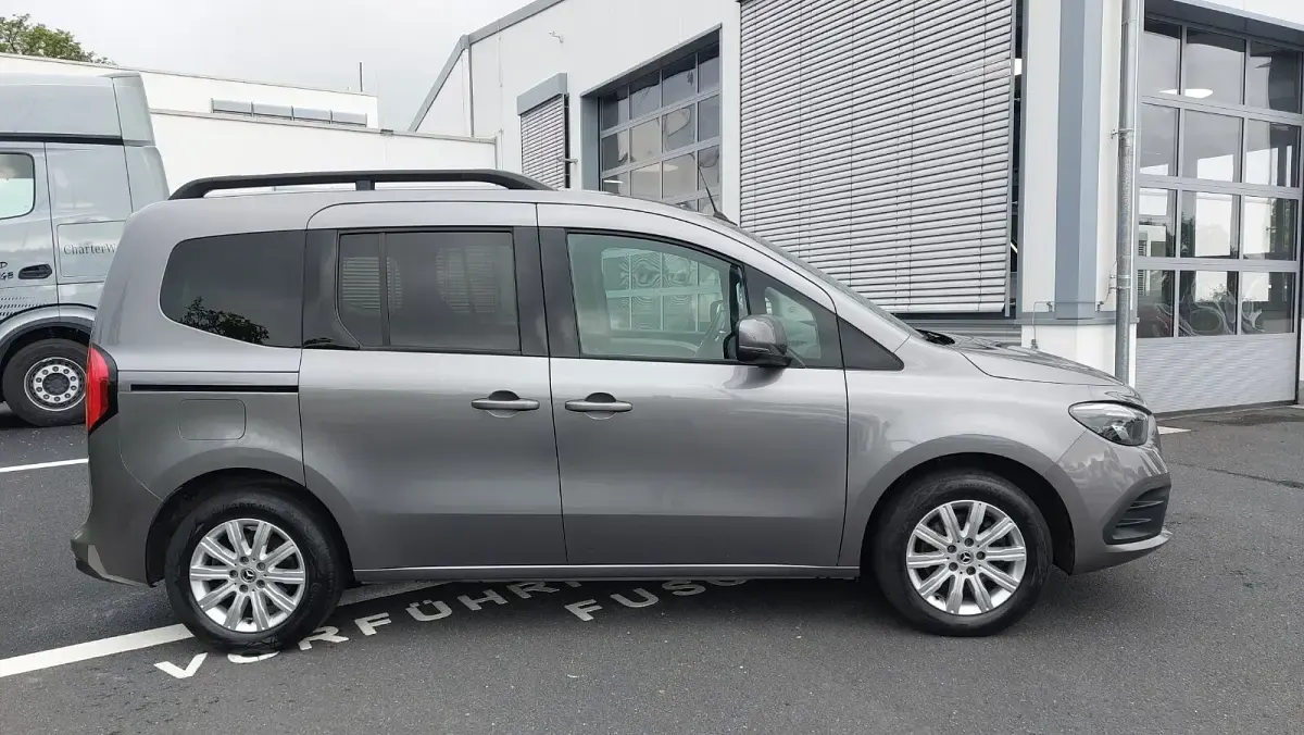 Gebraucht Mercedes T160 Progressive 95 PS (69 kW) 2024 Chromitgrau metallic Van / Kleinbus