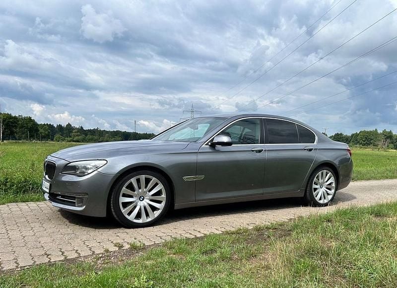 Silber Gebraucht 2012 BMW 740 Performance Limousine | 18.700 € (Teuer) - Bild 1/4
