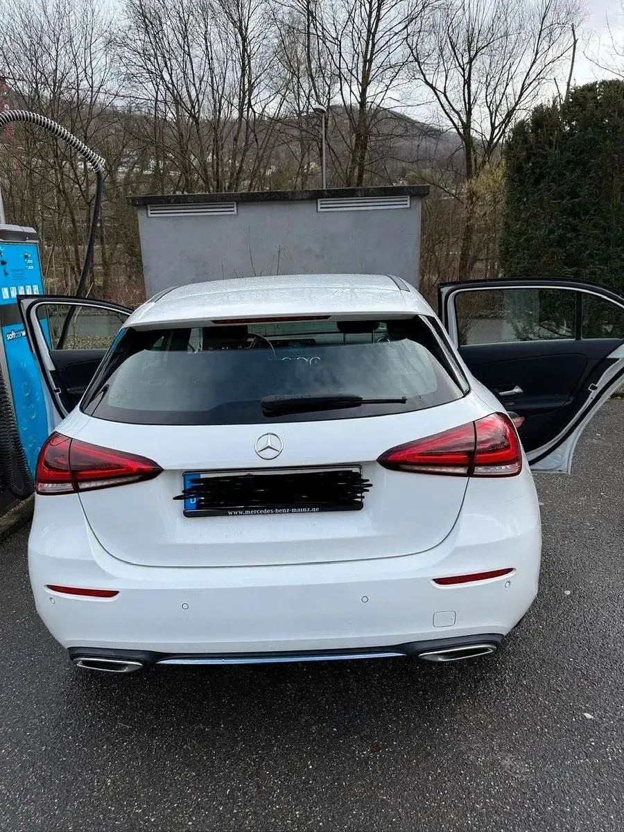 Gebraucht Mercedes A180 136 PS (100 kW) 2019 Weiß Limousine