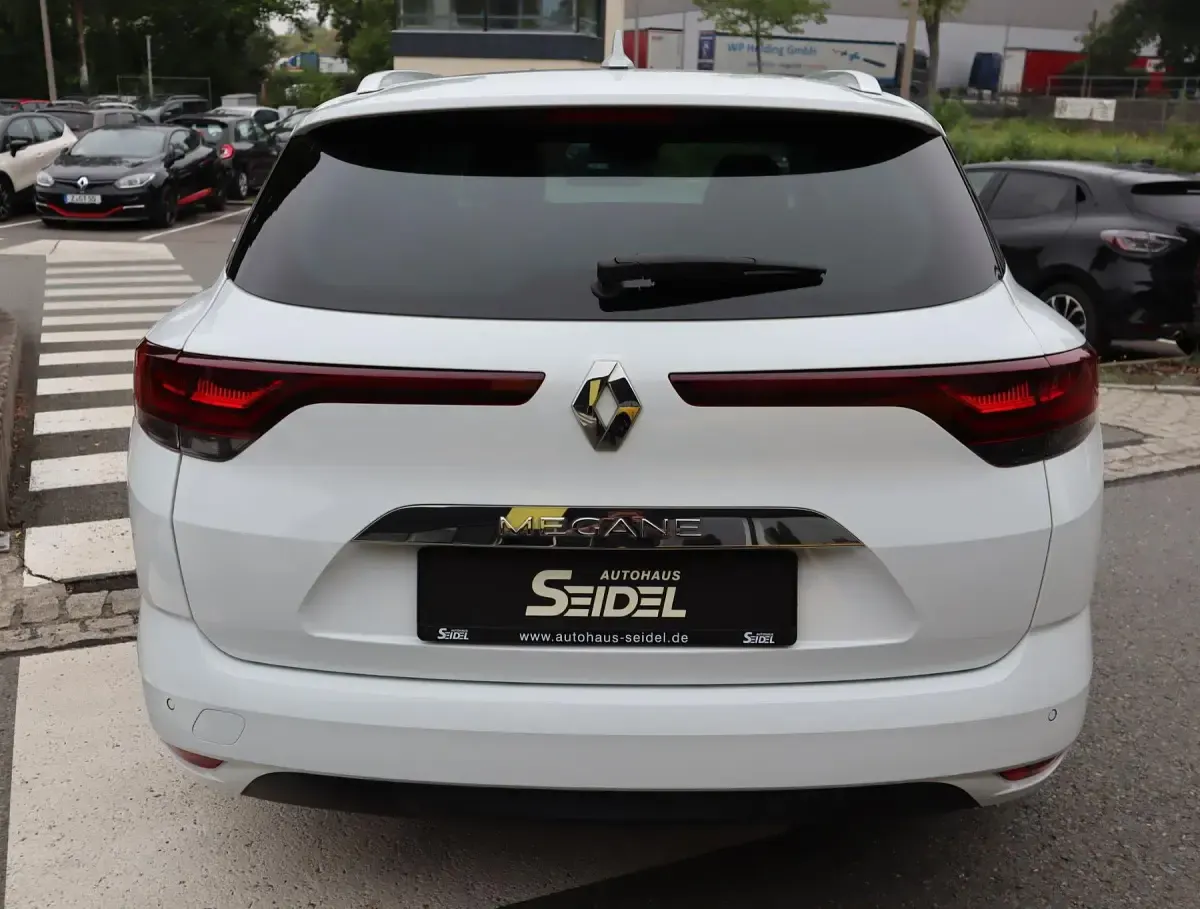 Gebraucht Renault Mégane II Intens 140 PS (102 kW) 2022 Weiß Limousine