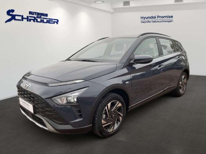 Grau Gebraucht 2023 Hyundai Bayon Trend SUV | 22.490 € (Etwas zu teuer) - Bild 1/4