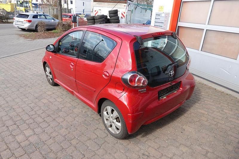 Gebraucht Toyota Aygo 68 PS (50 kW) 2010 Rot Kleinwagen