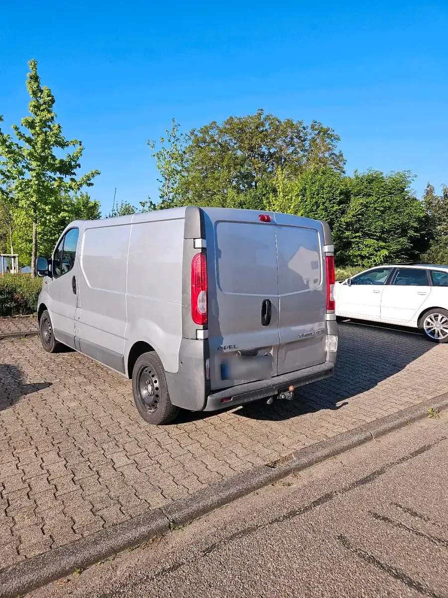 Gebraucht Opel Vivaro 114 PS (83 kW) 2010 Silber Van / Kleinbus