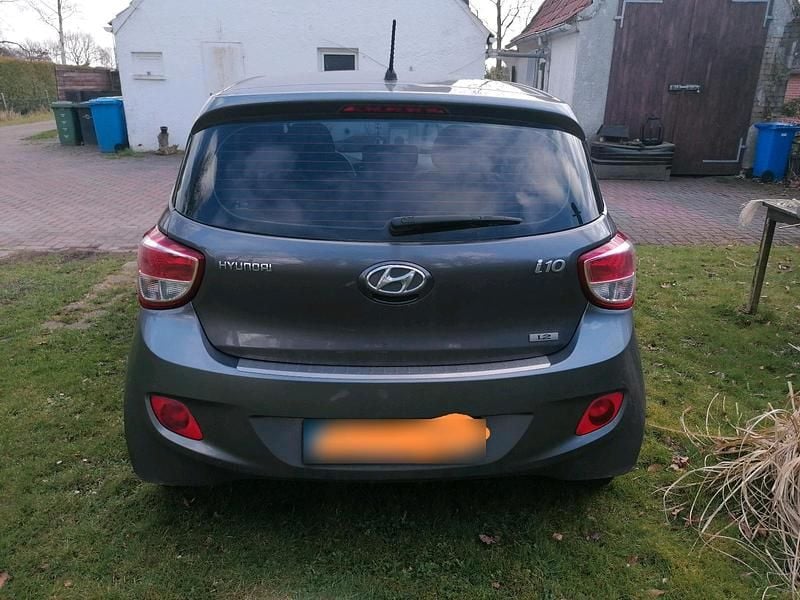 Gebraucht Hyundai i10 87 PS (63 kW) 2015 Grau Kleinwagen