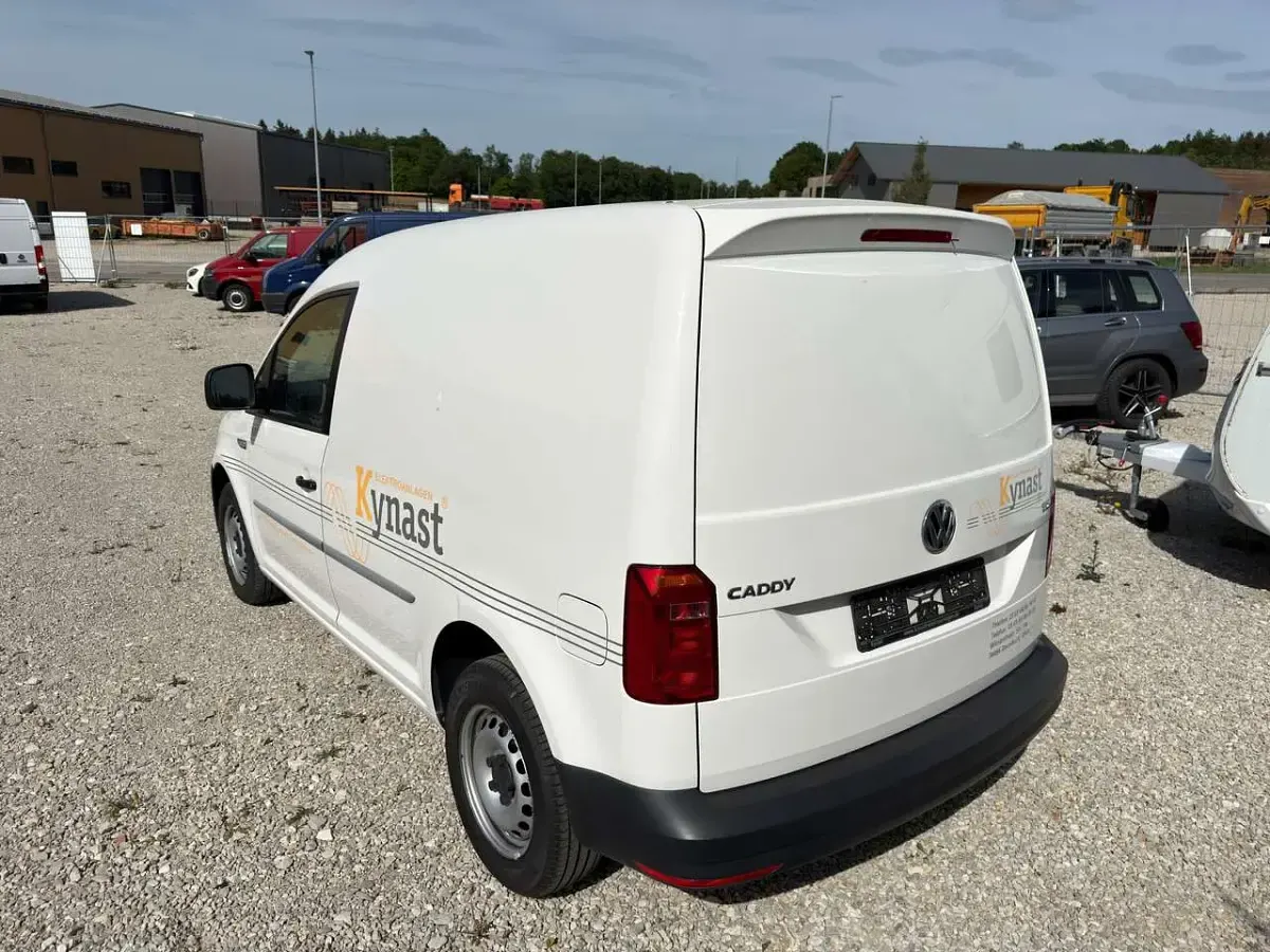 Używany VW Caddy 102 KM (75 kW) 2018 Biały Minivan