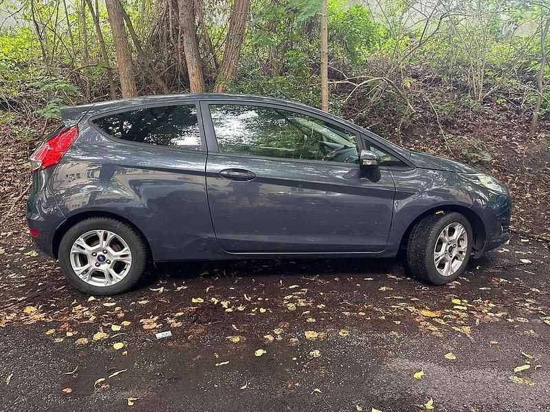 Grau Gebraucht 2014 Ford Fiesta SYNC Edition Kleinwagen | 5.500 € (Fairer Preis) - Bild 1/4