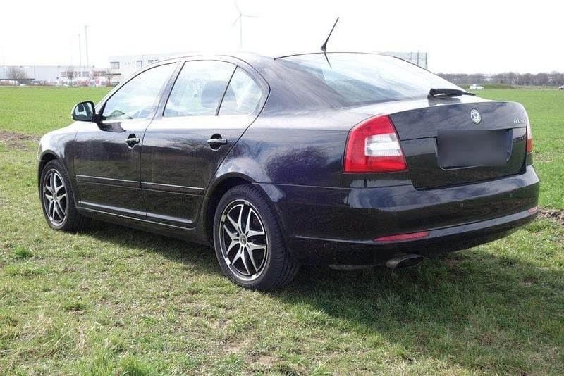Gebraucht Skoda Octavia Ambiente 105 PS (77 kW) 2011 Schwarz Limousine