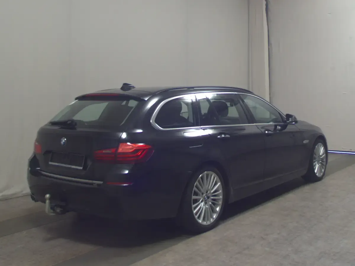 Gebraucht BMW 520 Performance 190 PS (139 kW) 2017 Black sapphire metallic (metallic) Kombi