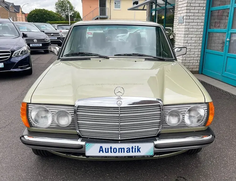 Gebraucht Mercedes E230 136 PS (100 kW) 1982 Grün Limousine