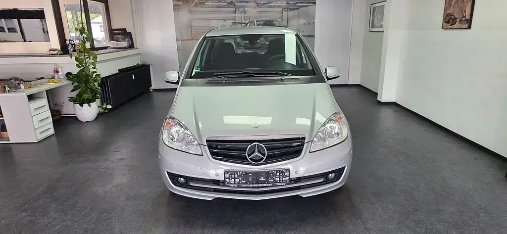 Gebraucht Mercedes A160 Elegance 95 PS (69 kW) 2011 Silber Van / Kleinbus