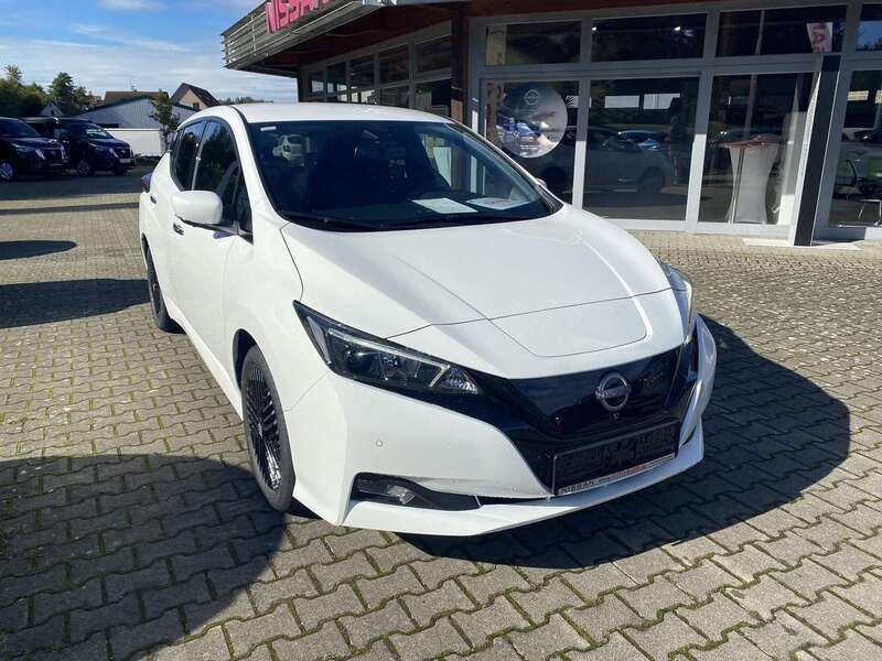 Weiß Gebraucht 2024 Nissan Leaf N-Connecta Kleinwagen | 25.990 € (Etwas zu teuer) - Bild 1/4