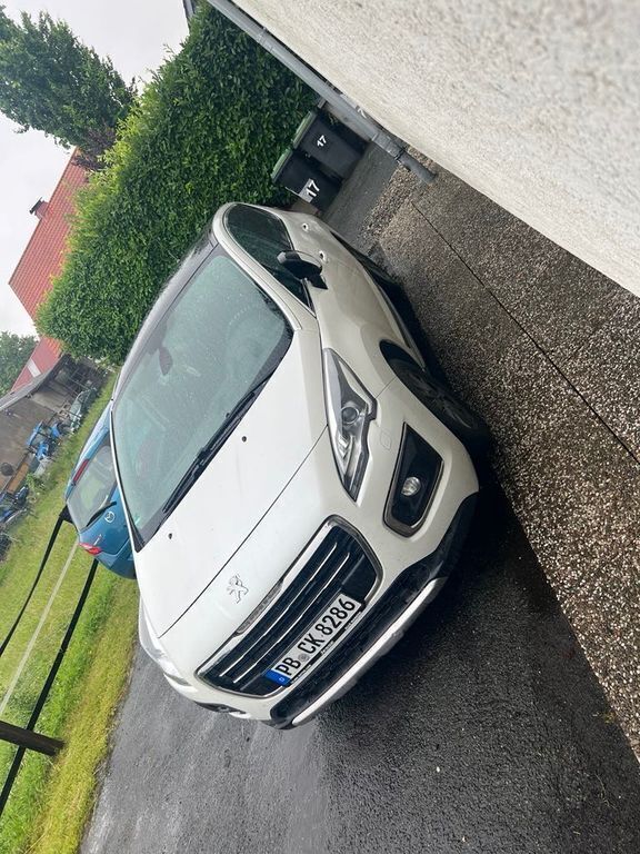 Weiß Gebraucht 2015 Peugeot 3008 Style Limousine | 8.000 € (Fairer Preis) - Bild 1/4