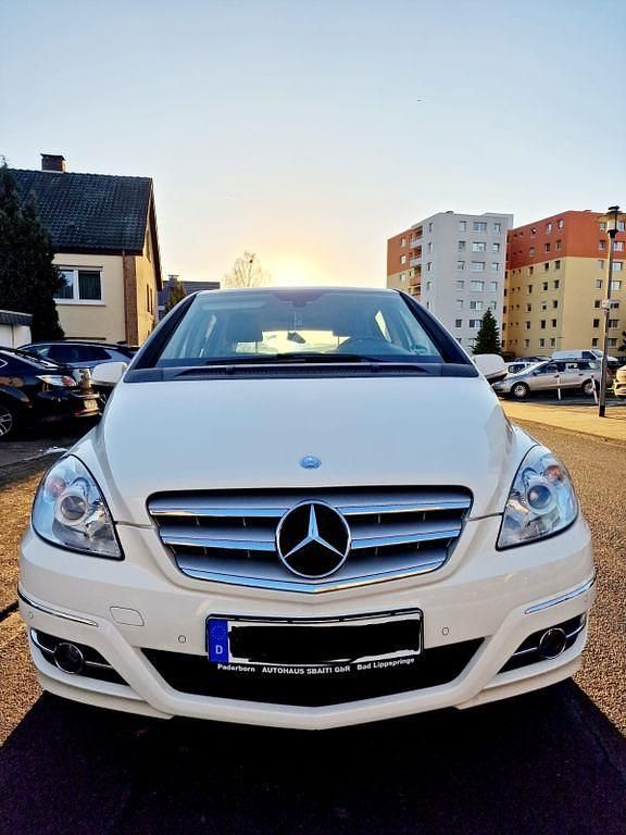 Weiß Gebraucht 2009 Mercedes B200 Van / Kleinbus | 5.290 € (Fairer Preis) - Bild 1/4