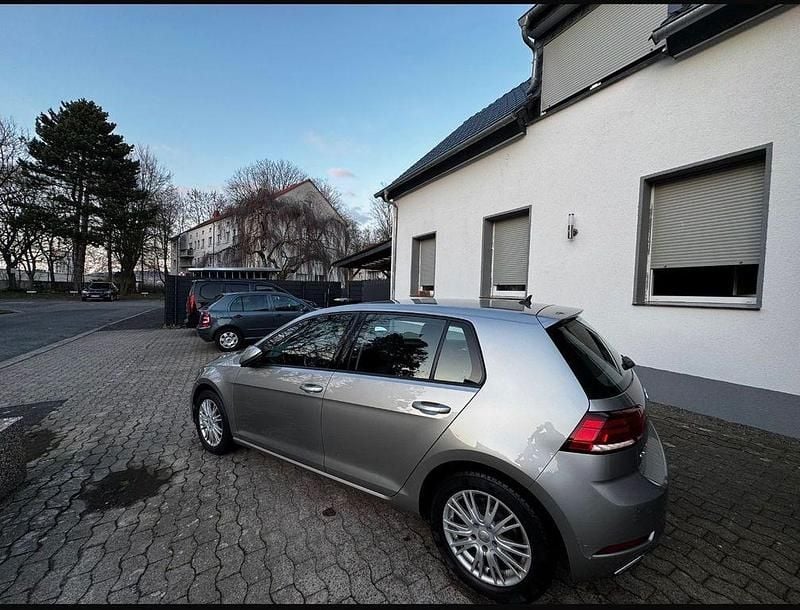 Gebraucht VW Golf VII Highline 125 PS (91 kW) 2017 Grau Limousine