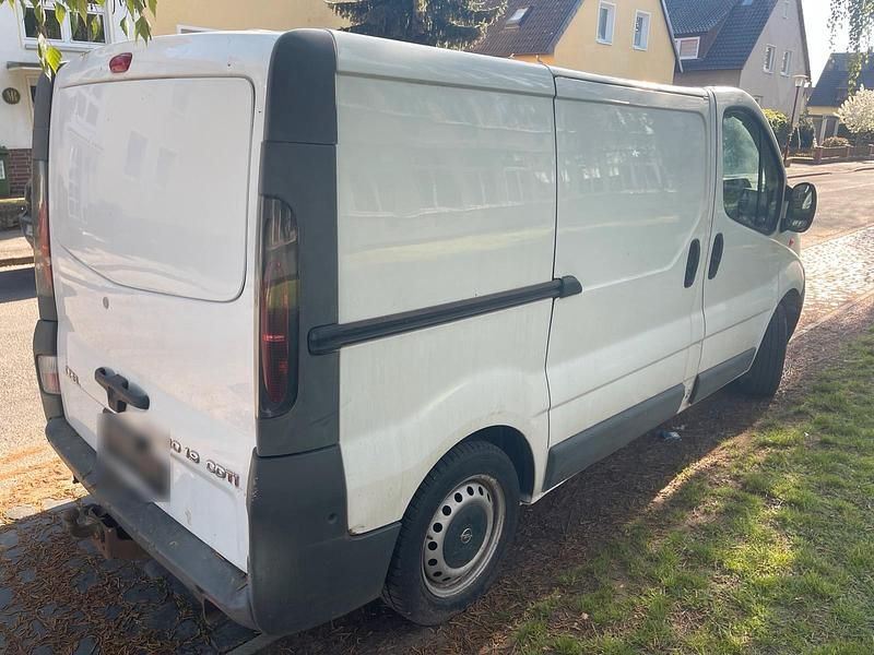 Second-hand Opel Vivaro 101 CP (74 kW) 2006 Alb Monovolum