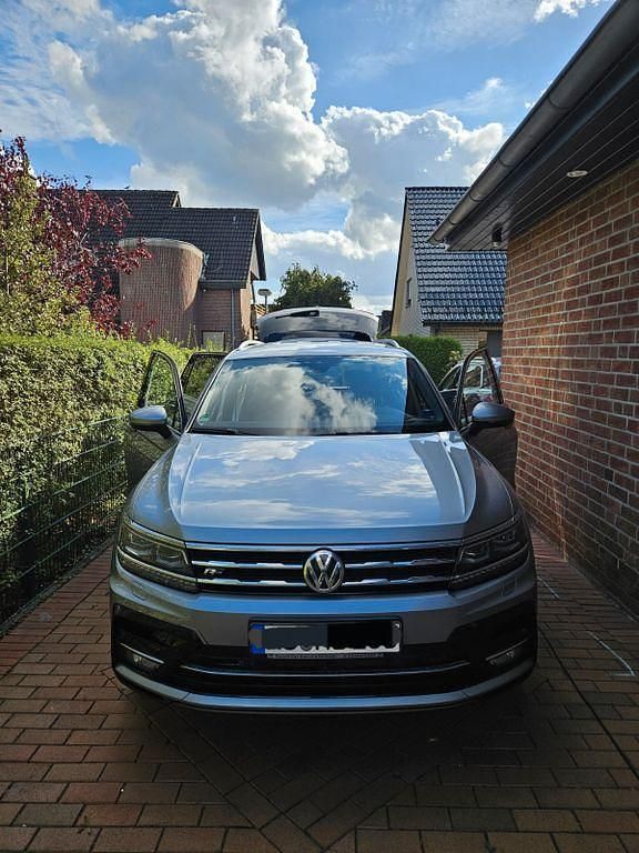 Silber Gebraucht 2019 VW Tiguan Allspace R-line SUV | 22.465 € - Bild 1/4