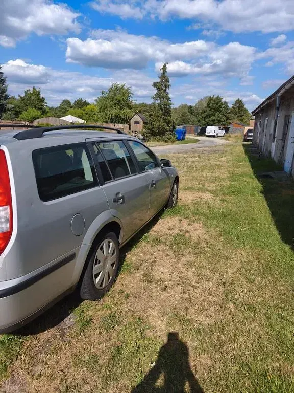 Gebraucht Ford Mondeo Ambiente 110 PS (80 kW) 2005 Silber Limousine