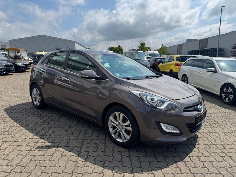 Gebraucht Hyundai i30 Style 128 PS (94 kW) 2012 Cashmere brown Limousine