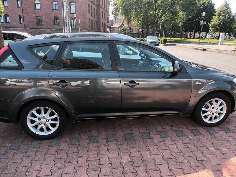 Gebraucht Kia Ceed 126 PS (92 kW) 2009 Grau Kleinwagen