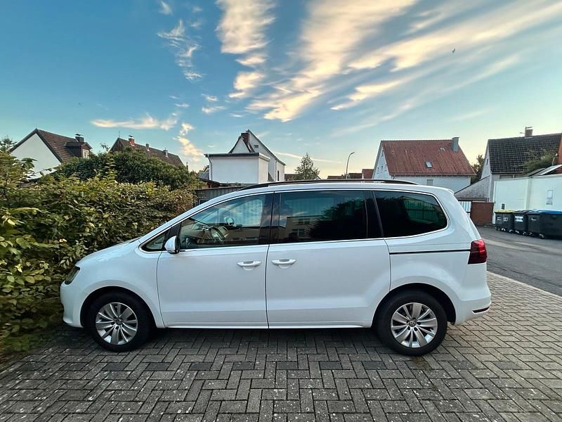 Weiß Gebraucht 2017 VW Sharan Van / Kleinbus | 25.000 € (Teuer) - Bild 1/4