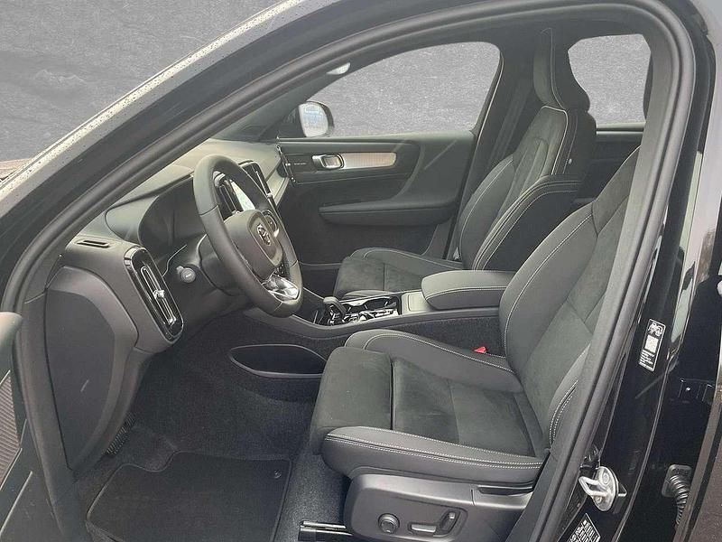 Neu Volvo XC40 Plus 163 PS (119 kW) 2025 Onyx schwarz SUV
