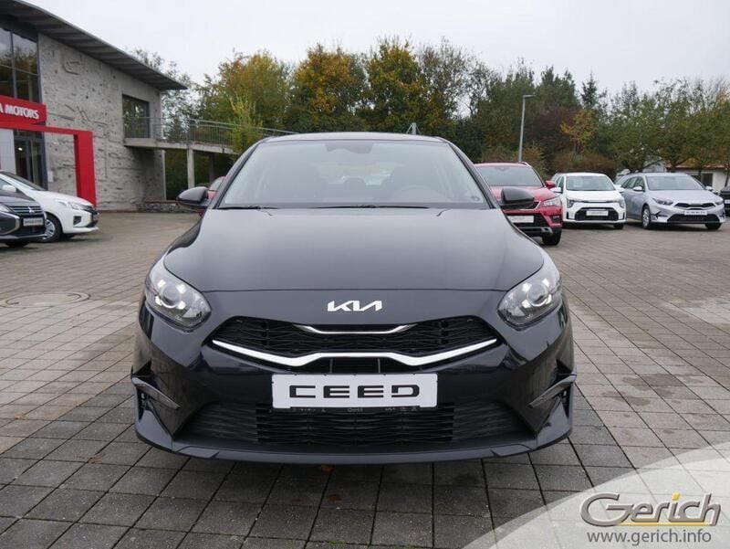 Neu Kia Ceed Comfort 159 PS (116 kW) 2025 Schwarz Kleinwagen