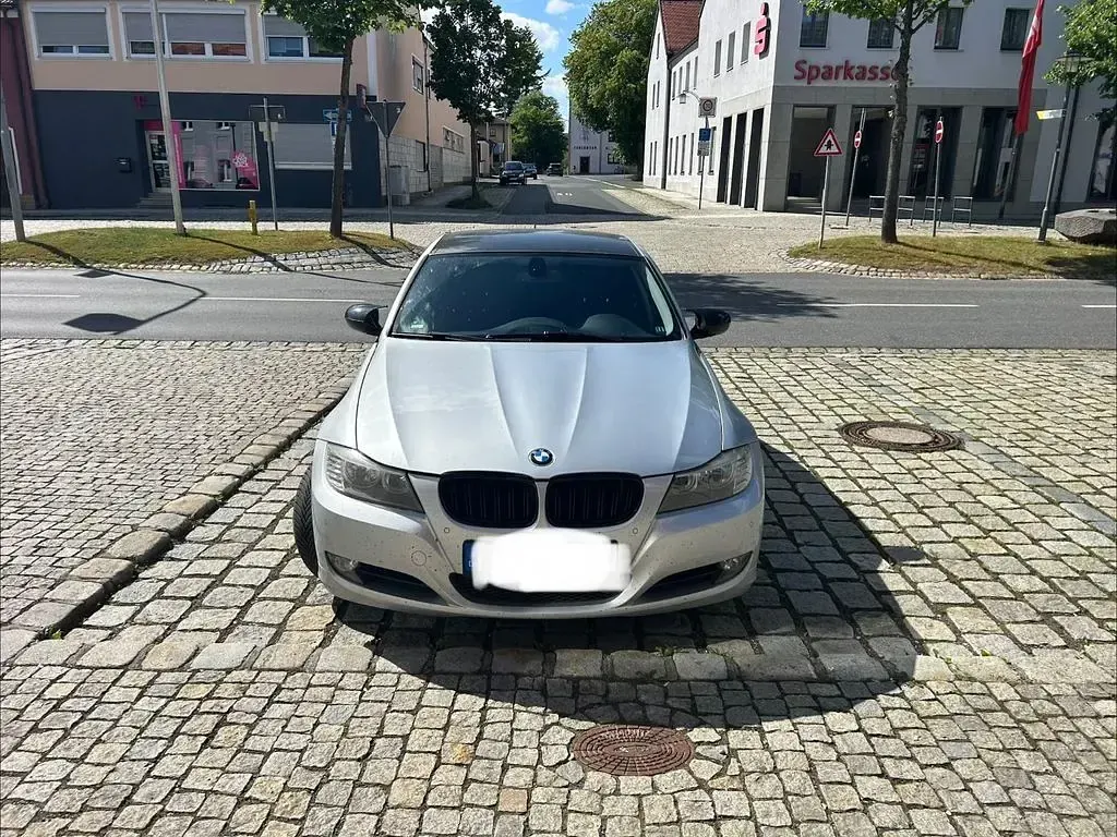Gebraucht BMW 320 184 PS (135 kW) 2010 Grau Limousine