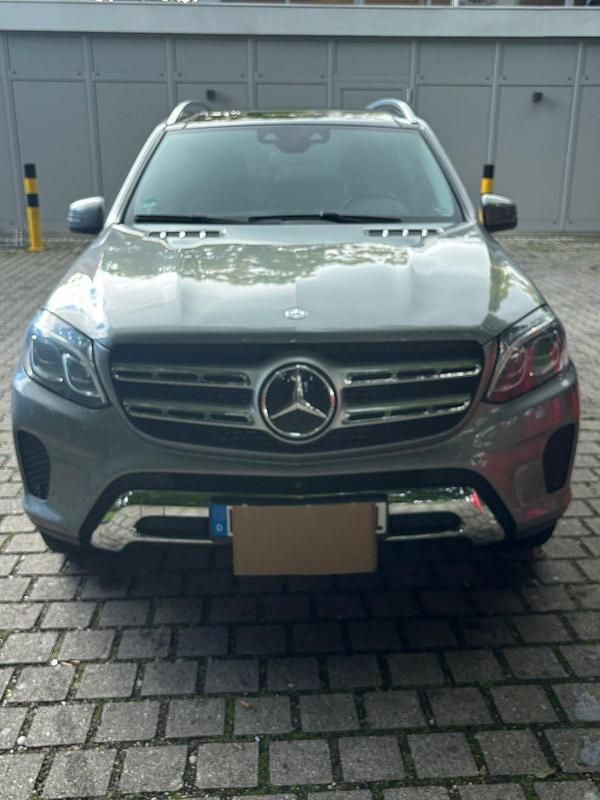 Grau Gebraucht 2017 Mercedes GLS350 SUV | 39.000 € (Fairer Preis) - Bild 1/4