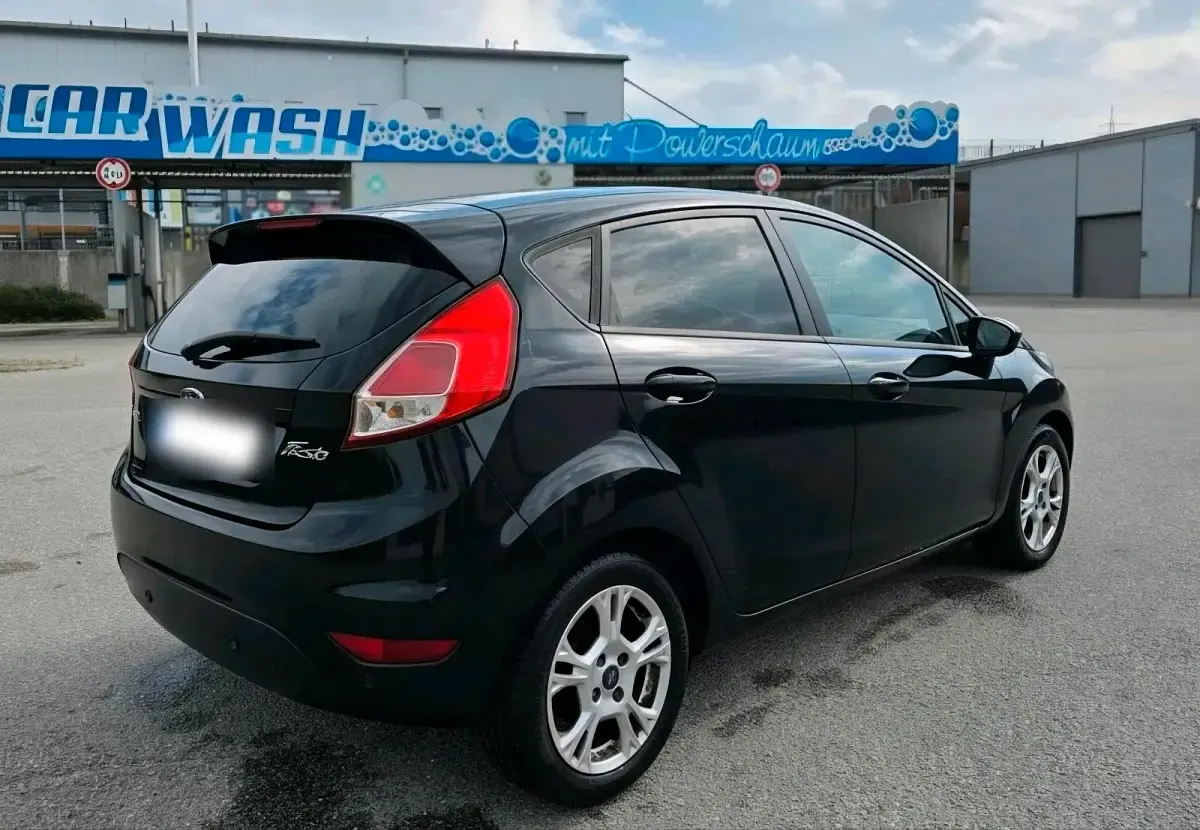 Gebraucht Ford Fiesta 101 PS (74 kW) 2013 Schwarz Limousine