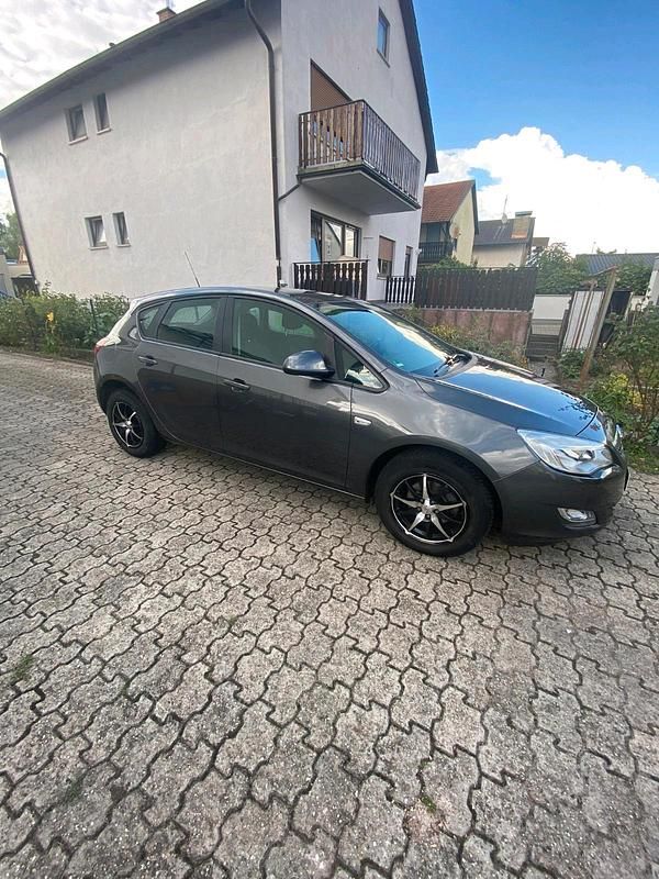 Grau Gebraucht 2011 Opel Astra Kleinwagen | 4.400 € (Fairer Preis) - Bild 1/4