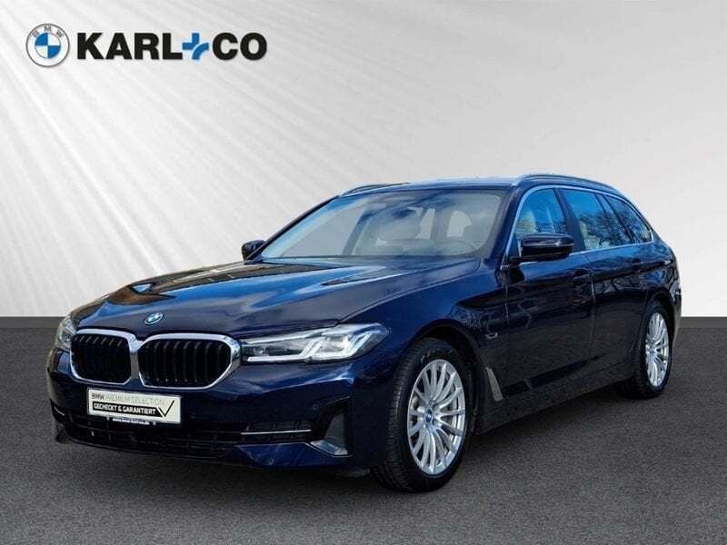 Tansanitblau ii metallic Gebraucht 2022 BMW 530e Sport Line Kombi | 31.948 € (Guter Preis) - Bild 1/4