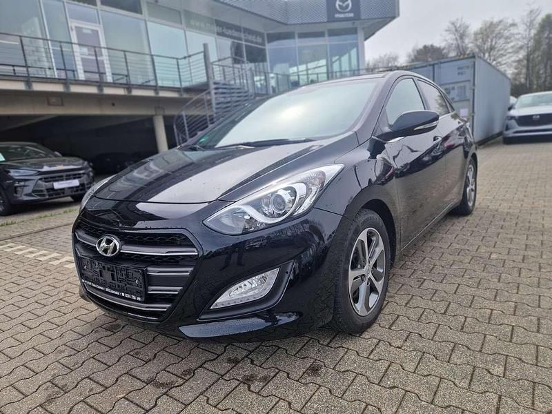Gebraucht Hyundai i30 Passion 110 PS (80 kW) 2016 Phantom black / mic Kleinwagen