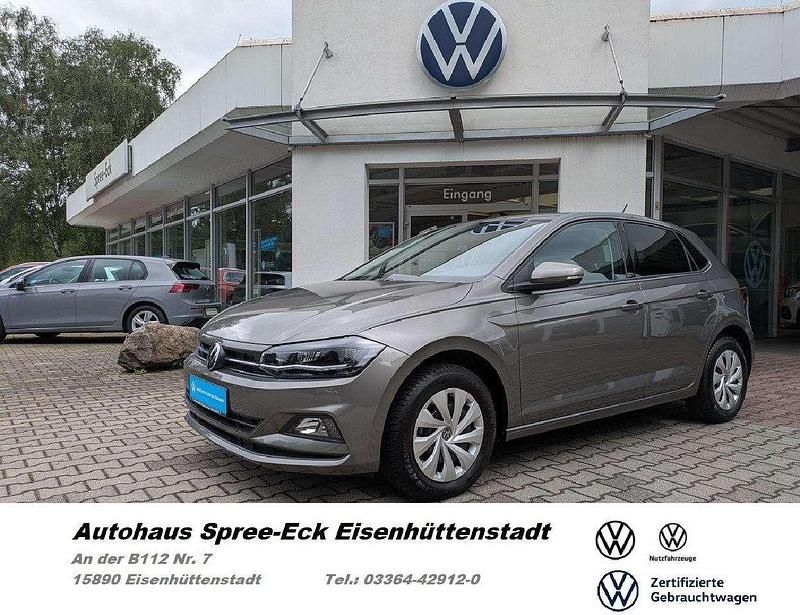 Limestone grey metallic Gebraucht 2021 VW Polo Comfortline Limousine | 15.949 € (Fairer Preis) - Bild 1/4