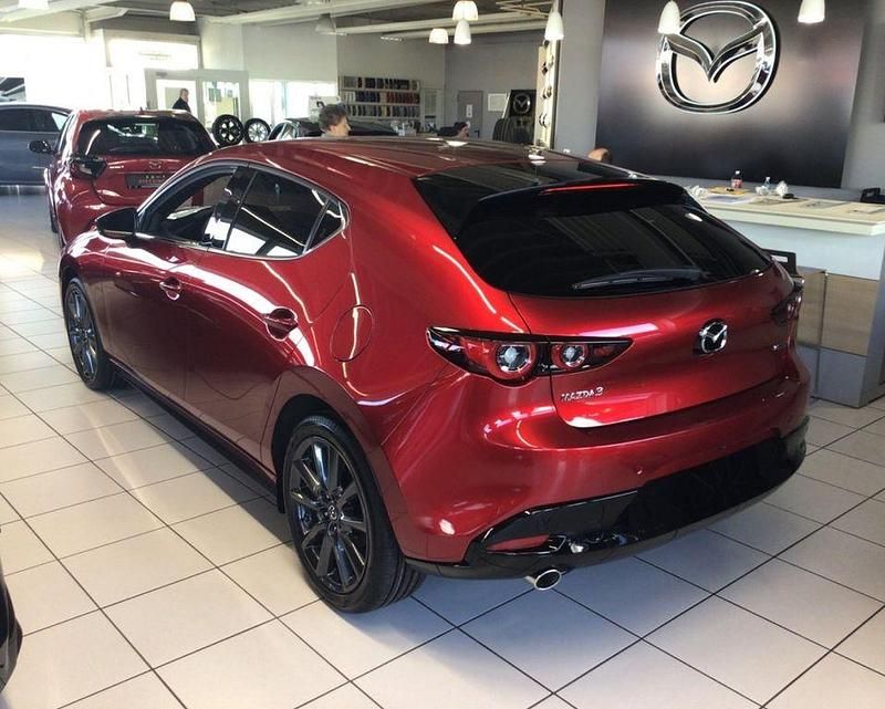 Neu Mazda 3 140 PS (102 kW) 2025 Rot Limousine