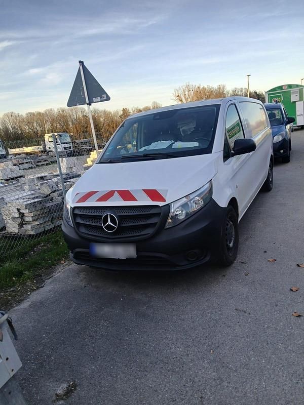 Usado Mercedes Vito 115 HP (84 kW) 2015 Branco Van