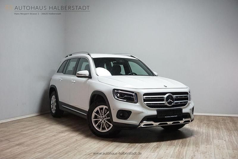 Digitalweiss metallic (metallic) Gebraucht 2020 Mercedes GLB200 SUV | 30.790 € (Superpreis) - Bild 1/3