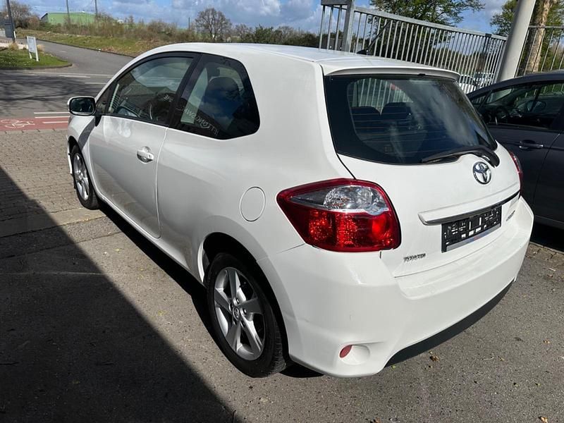 Gebraucht Toyota Auris 99 PS (72 kW) 2012 Weiß Kleinwagen