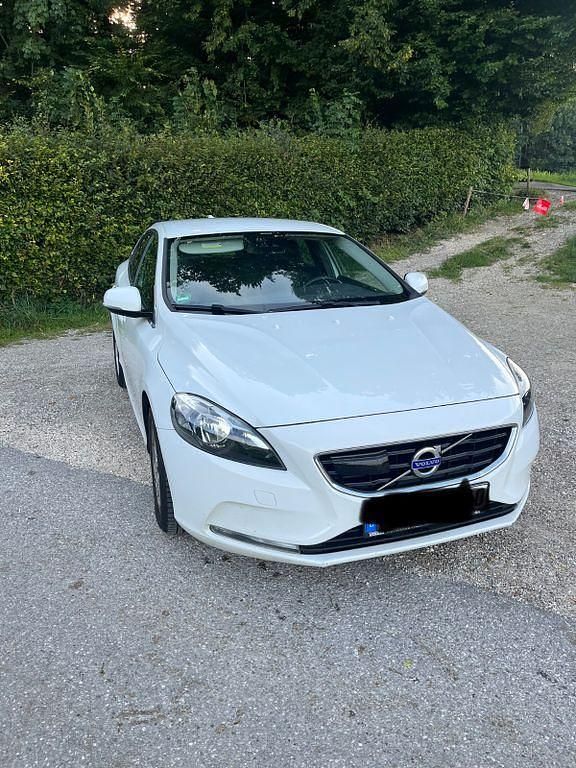 Weiß Gebraucht 2012 Volvo V40 Momentum Kombi | 9.650 € (Fairer Preis) - Bild 1/4