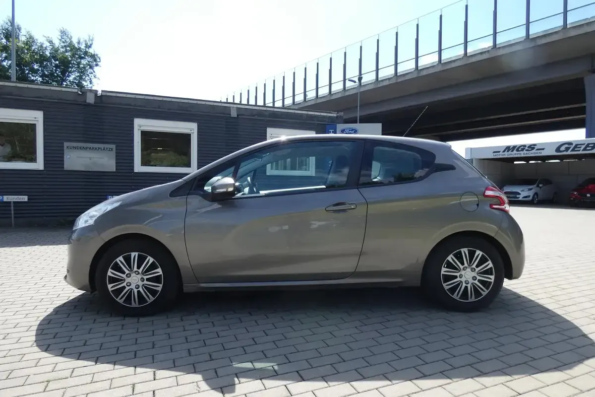 Gebraucht Peugeot 208 Active 82 PS (60 kW) 2014 Spirit grey Kleinwagen