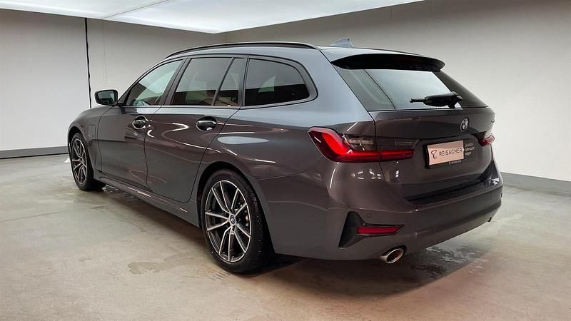 Gebraucht BMW 330e Advantage 292 PS (214 kW) 2021 Mineralgrau Kombi