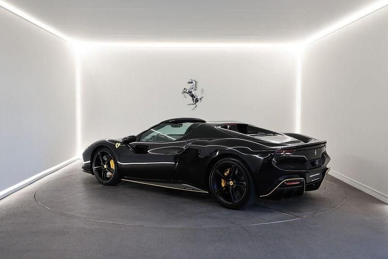 Gebraucht Ferrari 296 829 PS (609 kW) 2024 Schwarz Cabrio