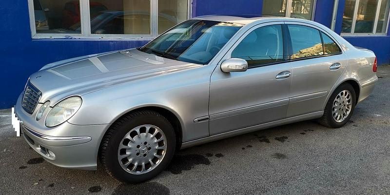 Silber Gebraucht 2003 Mercedes E240 Limousine | 3.699 € (Guter Preis) - Bild 1/4