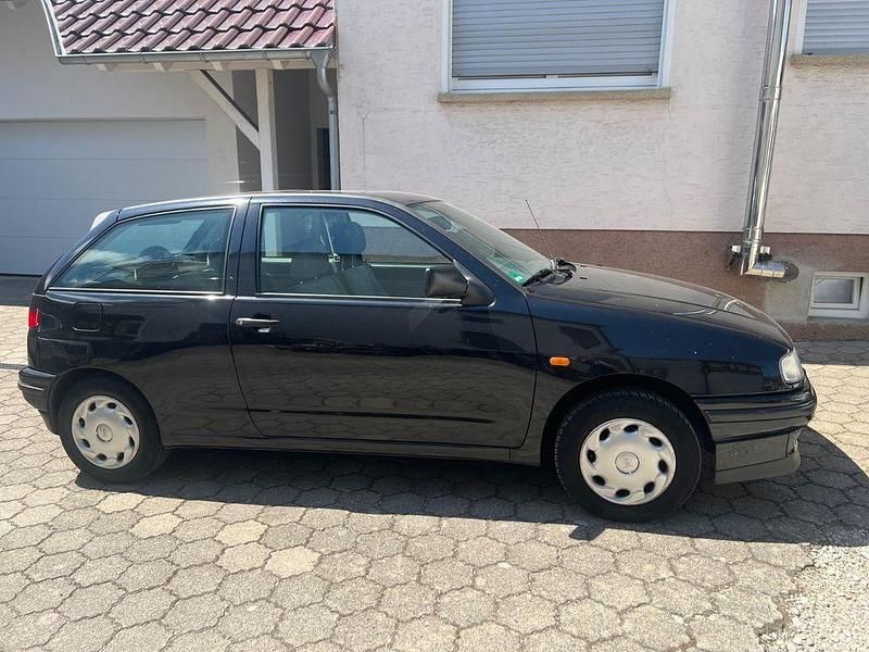 Schwarz Gebraucht 1996 Seat Ibiza Basis Limousine | 800 € (Superpreis) - Bild 1/2