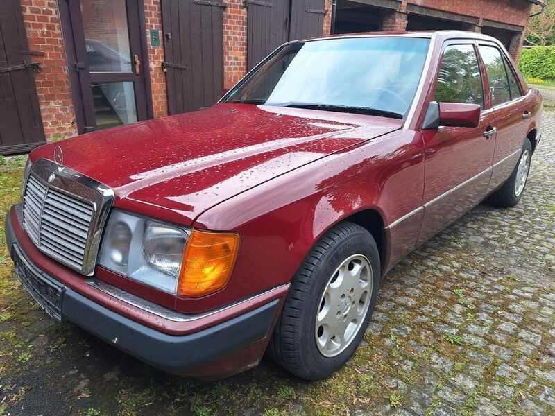 Rot Gebraucht 1991 Mercedes E230 Limousine | 4.990 € - Bild 1/4