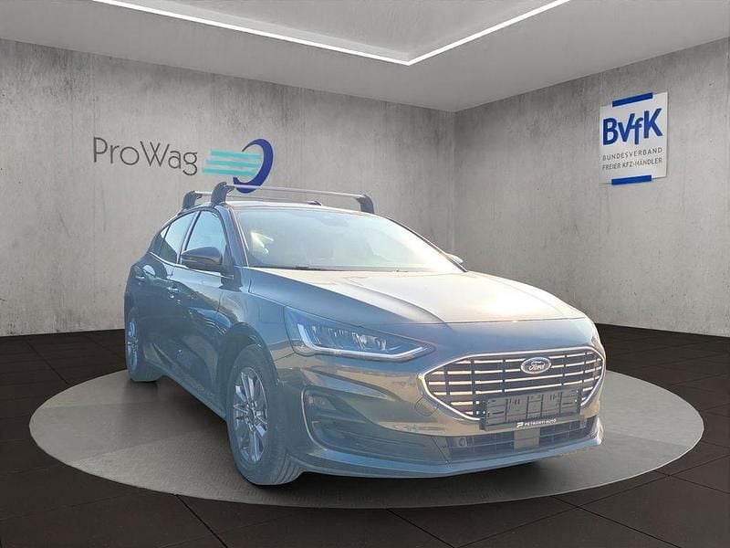 Neu Ford Focus Titanium 155 PS (114 kW) 2026 Grau Limousine