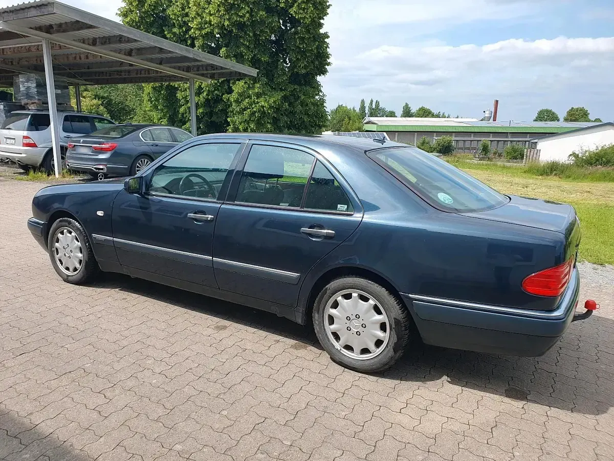 Gebraucht Mercedes E430 279 PS (205 kW) 1997 Blau Limousine