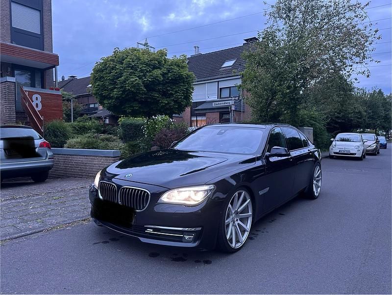 Schwarz Gebraucht 2015 BMW 750L Limousine | 20.500 € - Bild 1/4